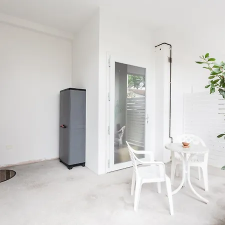 Nicola House קרביה